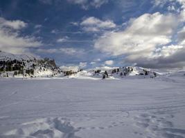 dolomieten sneeuw panorama houten hut val badia armentarola foto
