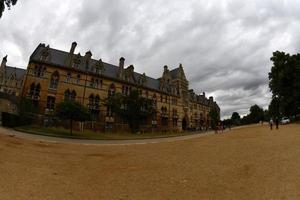 Oxford, Engeland - juli 15 2017 - toeristen in Universiteit stad- Christus kerk foto