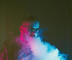 bebaarde man rookt vape foto