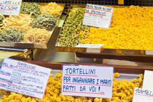 traditioneel vers gemaakt lokaal bolognese pasta foto