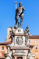 beeldhouwwerk van Neptunus in bologna stad in zonnig dag foto