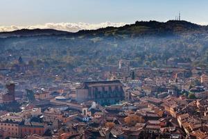 vogel oog visie van asinelli toren Aan bologna met berg foto