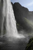 Seljalandsfoss waterval aan de zuidkust van IJsland op een zonnige dag foto