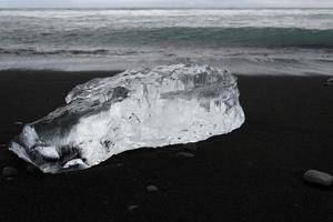 blokken van glaciaal ijs gewassen aan wal Bij diamant strand, IJsland foto
