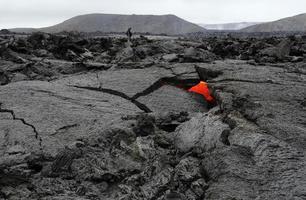 glimpen van lava in de buurt ijsland nieuwste vulkaan, geldingadalir foto