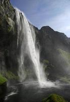 Seljalandsfoss waterval aan de zuidkust van IJsland op een zonnige dag foto