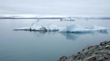 jokulsarlon gletsjer lagune in IJsland met ijsbergen en Doorzichtig water foto