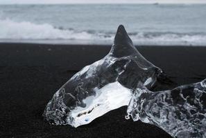 blok van glaciaal ijs vormig Leuk vinden een haai of dolfijn Bij diamant strand, IJsland foto