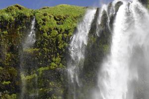 Seljalandsfoss waterval aan de zuidkust van IJsland op een zonnige dag foto