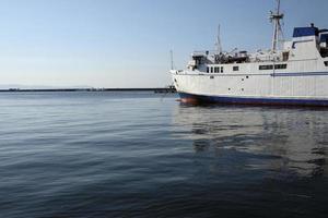 schip klaar naar Gaan in de haven van Napels, Italië foto