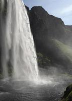 Seljalandsfoss waterval aan de zuidkust van IJsland op een zonnige dag foto