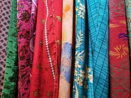veel kleuren Indisch kleding stof kleren Bij de markt foto