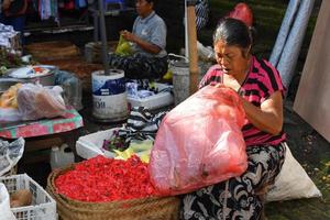 ubud, Indonesië - augustus 18, 2016 - lokaal Bali eiland mensen verkoop en buying Bij stad- markt foto