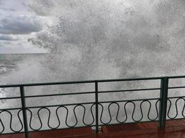 zee storm Aan zenuw, pad, Genua ligurië, Italië foto