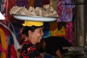 ubud, Indonesië - augustus 18, 2016 - lokaal Bali eiland mensen verkoop en buying Bij stad- markt foto