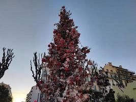 menton, Frankrijk - december 11 2021 - de kerstman dorp Open voor Kerstmis foto