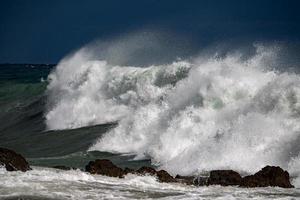 zee storm storm Aan de kust foto