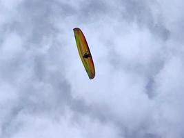 paraglider Aan bewolkt lucht foto