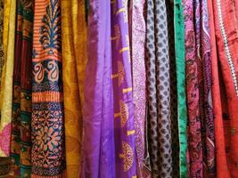 veel kleuren Indisch kleding stof kleren Bij de markt foto