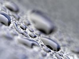 regen druppels Aan blauw metaal dichtbij omhoog macro foto