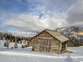 dolomieten sneeuw panorama houten hut val badia armentarola foto