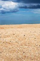 oppervlakte van shelly en zand strand dichtbij omhoog foto