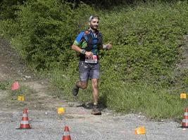 cantalupo liguur, Italië - mei 15 2021 - steen deur porte di pietra beproeving rennen marathon foto