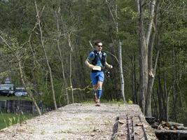 cantalupo liguur, Italië - mei 15 2021 - steen deur porte di pietra beproeving rennen marathon foto