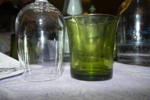 groen water glas Aan een tafel foto