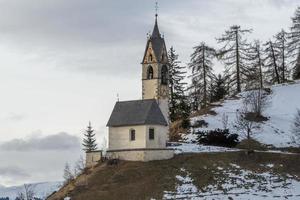 la valle la val dolomieten berg kerk in winter foto