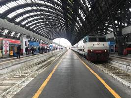 Milaan, Italië - april 9 2018 - Milaan centraal spoorweg station kraai foto