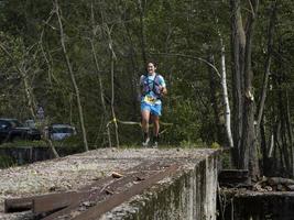 cantalupo liguur, Italië - mei 15 2021 - steen deur porte di pietra beproeving rennen marathon foto