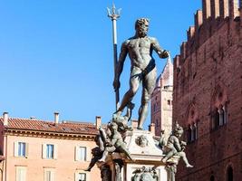 figuur van Neptunus in bologna stad in zonnig da foto