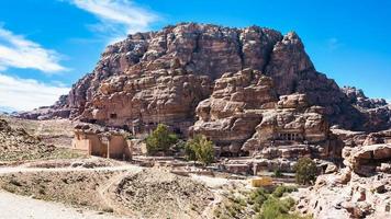 tempel van dusshares en onvoltooid graf in petra foto