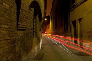 steen middeleeuws straat in bologna Bij nacht foto