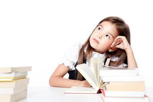 portret van modern, gelukkig en schattig tiener school- meisje. foto