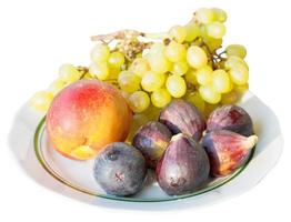 rijp seizoensgebonden fruit Aan bord geïsoleerd Aan wit foto