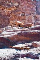 oude zandsteen stappen naar Koninklijk graven in petra foto