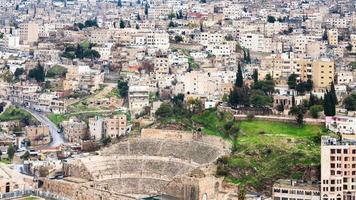 bovenstaand visie van oude Romeins theater in Amman stad foto