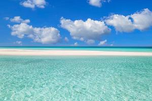 zee zand lucht Aan een zomer dag. rustig natuur tafereel, detailopname verbazingwekkend blauw zee met horizon en blauw lucht. idyllisch tropisch eiland oever, kust landschap. mooi exotisch strand, reizen vakantie concept foto