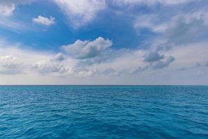 ontspannende zeegezicht met breed horizon van de lucht en de zee. oceaan natuur, marinier leven. zeegezicht met zee horizon en diep blauw lucht achtergrond foto