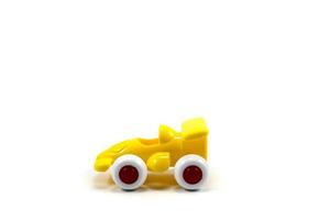 geel verf plastic speelgoed- racing auto met aantal een geïsoleerd Aan wit foto