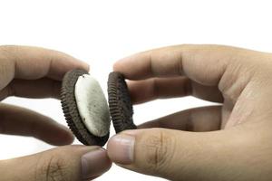 chocola belegd broodje biscuit met heerlijk vanille room in hand- foto