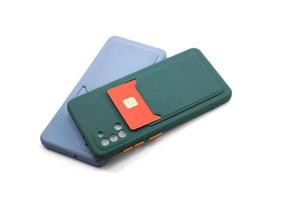 twee blauw en donker groen telefoon gevallen voor smartphones met credit kaart opslagruimte foto