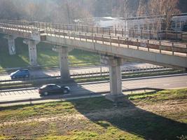 vilnius, Litouwen - 20211106 brug over- snelweg en twee auto's gaan in verschillend routebeschrijving foto