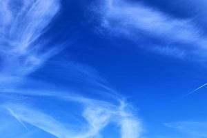 prachtig panorama van de vorming van cirruswolken in een diepblauwe lucht foto