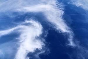 prachtig panorama van de vorming van cirruswolken in een diepblauwe lucht foto