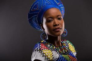 Afrikaanse mode vrouw kijken naar de camera foto