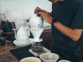 druppelen koffie, dichtbij omhoog van hand- brouwen koffie foto