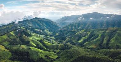 groen berg vallei nan thailand,groen berg velden met blauw lucht foto